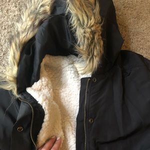 ❄️⛄️Black puffer jacket with wool & faux fur hood.